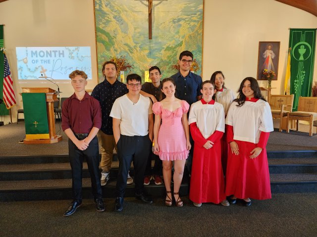 image-972995-20221022_Youth_Group_serving_at_Mass_(2)-c20ad.w640.jpg
